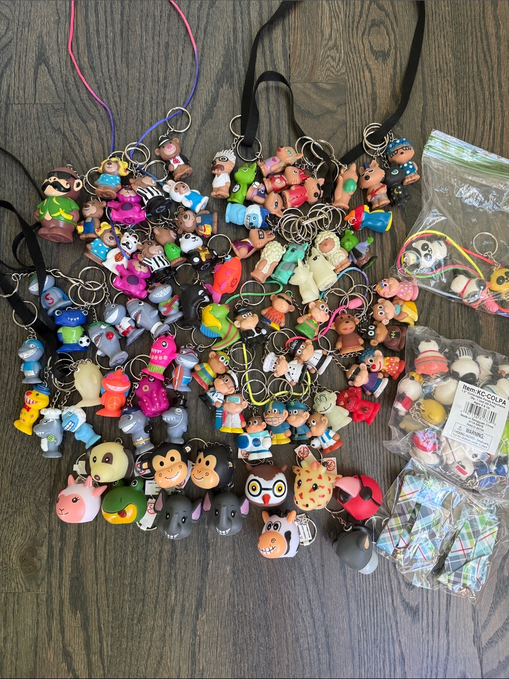 100 Collectible Keychains 1.5” Rubber 3D Key Chains Backpack Prize Favor Animals